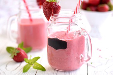 Smoothies organik çilek süt, bal, nane ve vanilya ile yapılmış. Sağlıklı gıda.