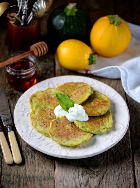 Ekşi krema ve eski bir ahşap zemin üzerine ballı kabak krep.