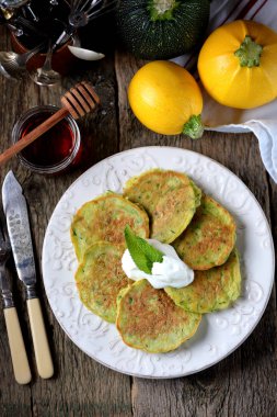 Ekşi krema ve eski bir ahşap zemin üzerine ballı kabak krep.