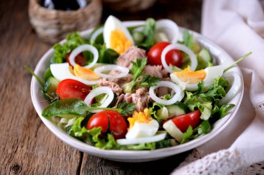 Salata marul, domates, salatalık, soğan ve haşlanmış yumurta ile konserve ton balığı üzerinden. Sağlıklı gıda.