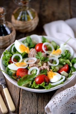 Salata marul, domates, salatalık, soğan ve haşlanmış yumurta ile konserve ton balığı üzerinden. Sağlıklı gıda.