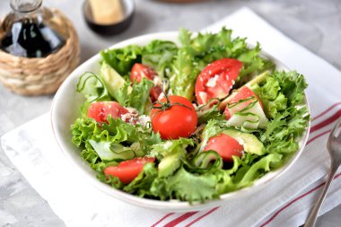 Vejetaryen salata, domates, salatalık ve avokado marul ve zeytinyağı ile. Sağlıklı gıda.