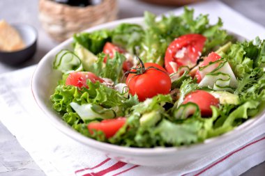 Vejetaryen salata, domates, salatalık ve avokado marul ve zeytinyağı ile. Sağlıklı gıda.