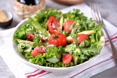 Vejetaryen salata, domates, salatalık ve avokado marul ve zeytinyağı ile. Sağlıklı gıda.