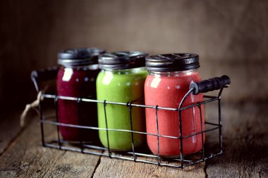 Sağlıklı smoothies böğürtlen, çilek, avokado, kivi, yeşil elma, ıspanak doğal yoğurt ve bal ile üzerinden. Sağlıklı gıda.