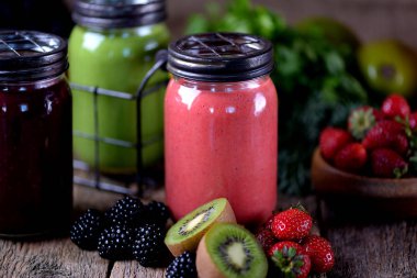 Sağlıklı smoothies böğürtlen, çilek, avokado, kivi, yeşil elma, ıspanak doğal yoğurt ve bal ile üzerinden. Sağlıklı gıda.