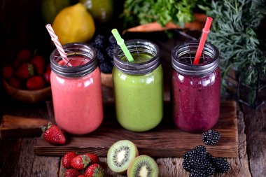 Sağlıklı smoothies böğürtlen, çilek, avokado, kivi, yeşil elma, ıspanak doğal yoğurt ve bal ile üzerinden. Sağlıklı gıda.