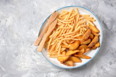 Kızarmış patates - patates sopa ve patates sıcak ekmek dilimleri. Üstten Görünüm. Kopya alanı. 