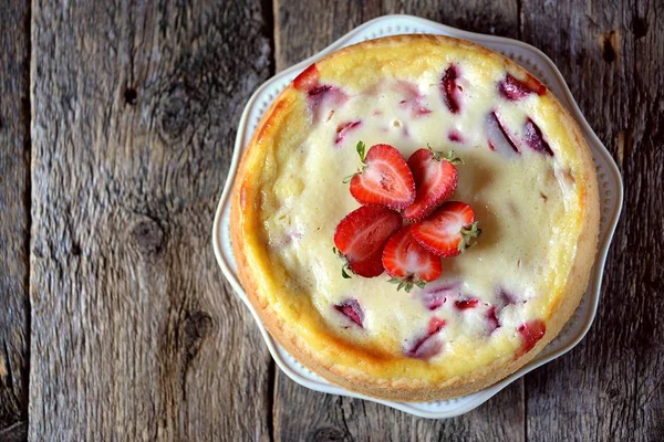 Tarta de queso casera con fresas orgánicas. Estilo rústico . — Foto de Stock