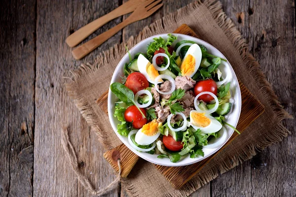 Salată din ton conservat cu salată verde, roșii cherry, castraveți, ceapă și ou fiert. Alimente sănătoase . — Fotografie, imagine de stoc