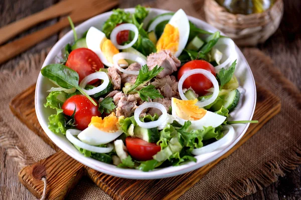 Salade de thon en conserve avec laitue, tomates cerises, concombre, oignon et œuf bouilli. Aliments sains . — Photo