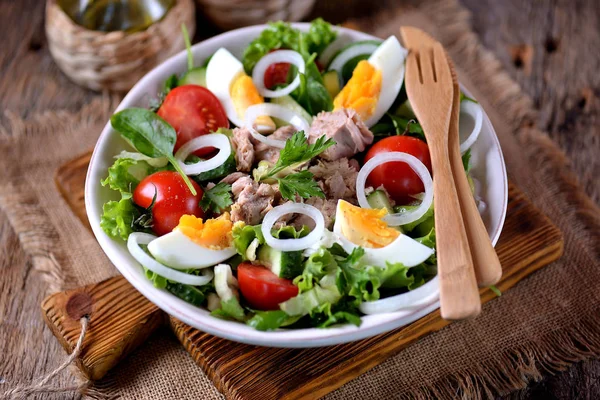 Салат из консервированного тунца с салатом, помидорами черри, огурцом, луком и вареным яйцом. Здоровое питание . — стоковое фото