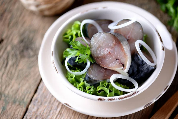 Caballa casera ligeramente salada con cebolla y aceite de oliva . — Foto de Stock