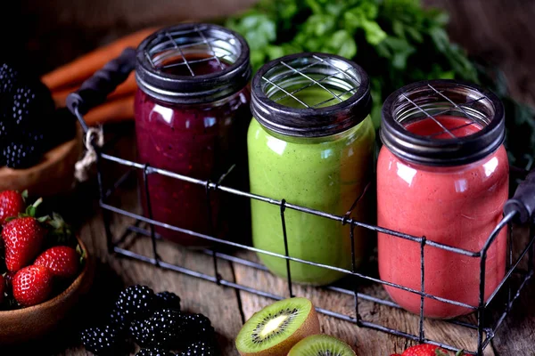 Smoothies saudáveis de amoras, morangos, abacates, kiwi, maçãs verdes, espinafre com iogurte natural e mel. Alimentos saudáveis . — Fotografia de Stock