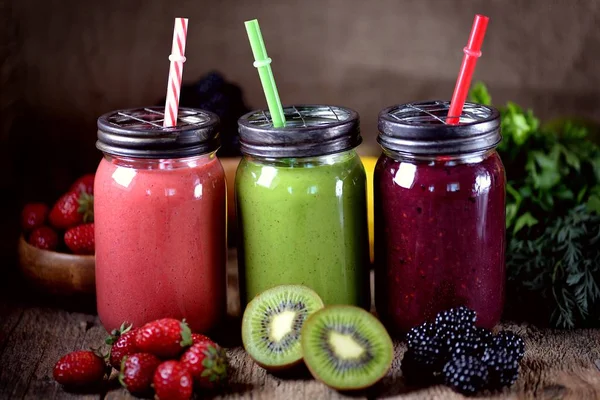 Zdravé smoothie z ostružin, jahody, avokádo, kiwi, Zelená jablka, špenát s přírodním jogurtem a medem. Zdravé jídlo. — Stock fotografie