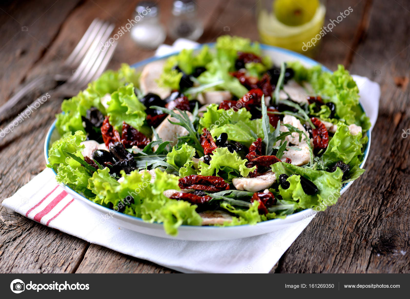 Salat aus gekochter Hühnerbrust, sonnengetrockneten Tomaten, Oliven ...
