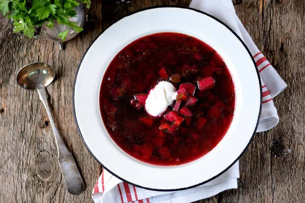 Traditional Ukrainian soup borsch on an old wooden background. Rustic style. — Stock Photo, Image