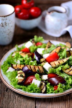 Izgara patlıcan salatası, domates, beyaz peynir ve zeytinyağı ve kırmızı balsamik, deniz tuzu ve pembe biber marul.