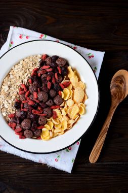 Mısır gevreği, çikolata topları, yulaf ezmesi, goji meyveleri ve taze yaban mersini sağlıklı kahvaltı.