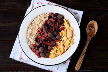 Mısır gevreği, çikolata topları, yulaf ezmesi, goji meyveleri ve taze yaban mersini sağlıklı kahvaltı.