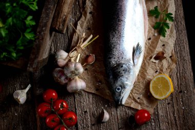 Eski bir ahşap zemin üzerine baharat ile taze Çiğ somon.