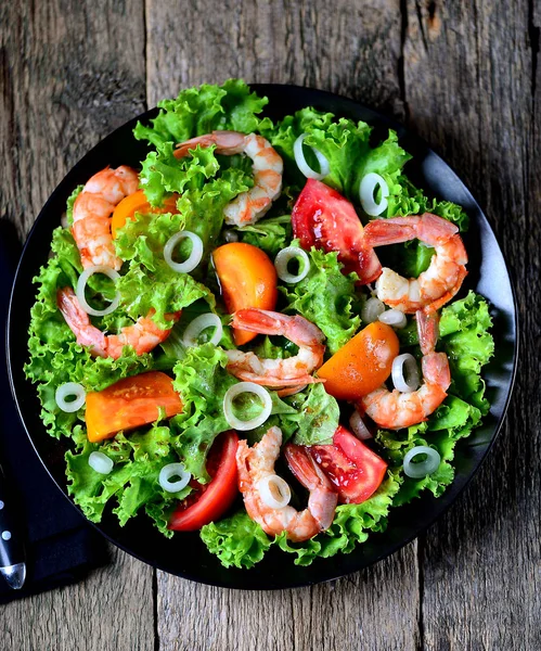 Salada saudável de tomates vermelhos e amarelos, com camarões, cebolas doces, alface, vinagre balsâmico e azeite . — Fotografia de Stock