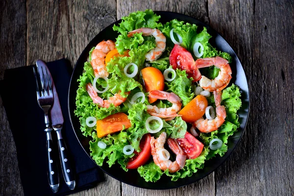 Salada saudável de tomates vermelhos e amarelos, com camarões, cebolas doces, alface, vinagre balsâmico e azeite . — Fotografia de Stock