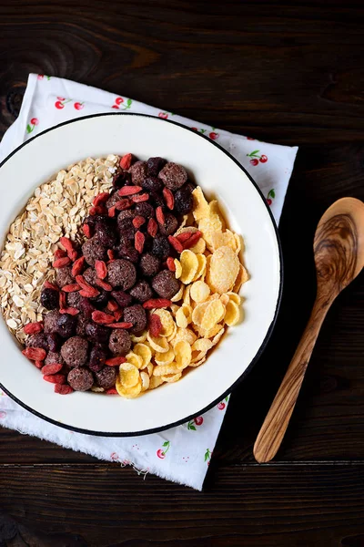 Mısır gevreği, çikolata topları, yulaf ezmesi, goji meyveleri ve taze yaban mersini sağlıklı kahvaltı.