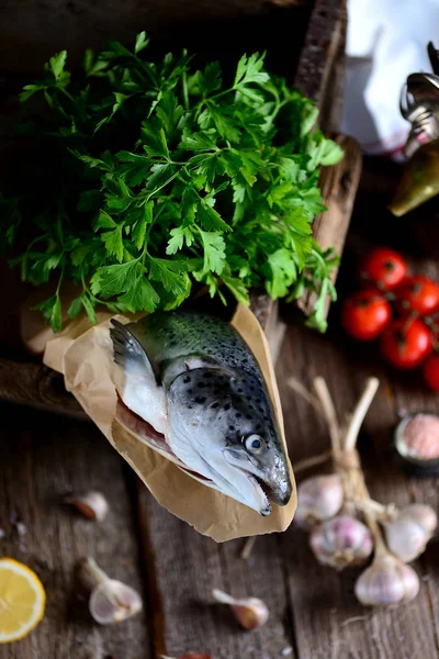 Wilder frischer roher Lachs mit Gewürzen auf altem Holzgrund. — Stockfoto