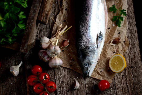 Eski bir ahşap zemin üzerine baharat ile taze Çiğ somon.