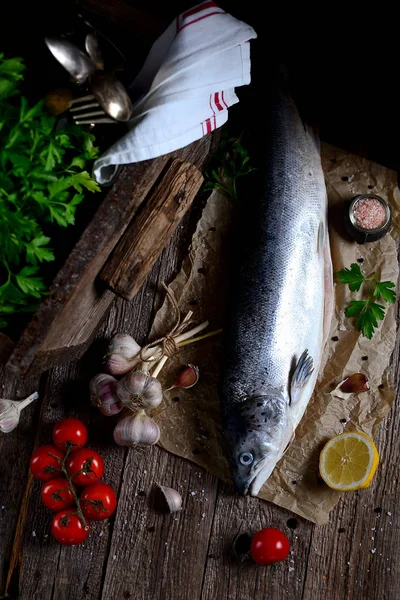 Eski bir ahşap zemin üzerine baharat ile taze Çiğ somon.