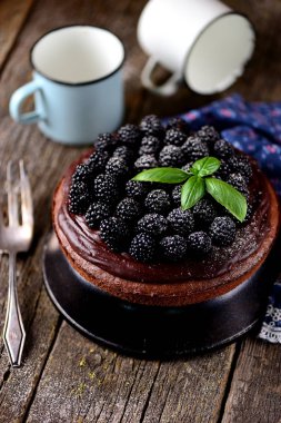 Tatlı kek Fındıklı bisküvi, çikolata fondan ve taze böğürtlen.