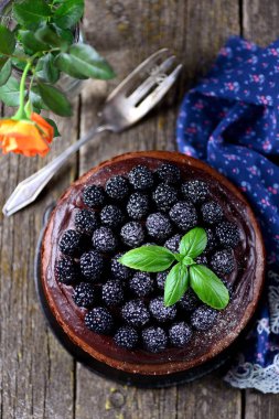 Tatlı kek Fındıklı bisküvi, çikolata fondan ve taze böğürtlen.