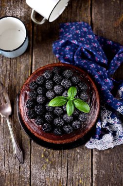 Tatlı kek Fındıklı bisküvi, çikolata fondan ve taze böğürtlen.