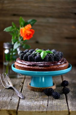 Tatlı kek Fındıklı bisküvi, çikolata fondan ve taze böğürtlen.