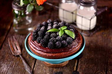 Tatlı kek Fındıklı bisküvi, çikolata fondan ve taze böğürtlen.