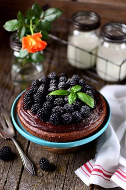 Tatlı kek Fındıklı bisküvi, çikolata fondan ve taze böğürtlen.