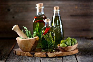 Organik zeytinyağı ile baharat ve otlar eski bir ahşap zemin üzerinde. Sağlıklı gıda.