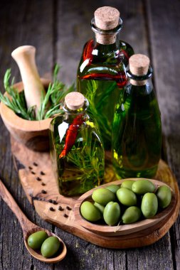 Organik zeytinyağı ile baharat ve otlar eski bir ahşap zemin üzerinde. Sağlıklı gıda.
