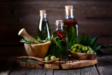 Organik zeytinyağı ile baharat ve otlar eski bir ahşap zemin üzerinde. Sağlıklı gıda.