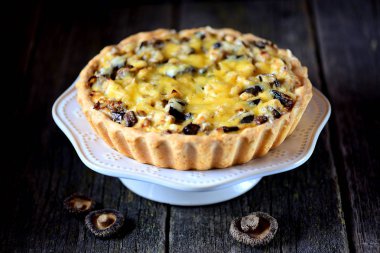 Tavuk eti, patlıcan, mantar, soğan ve peynir lezzetli pasta.