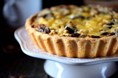 Tavuk eti, patlıcan, mantar, soğan ve peynir lezzetli pasta.