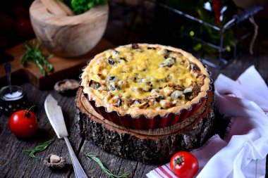 Tavuk eti, patlıcan, mantar, soğan ve peynir lezzetli pasta.