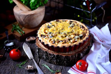 Tavuk eti, patlıcan, mantar, soğan ve peynir lezzetli pasta.