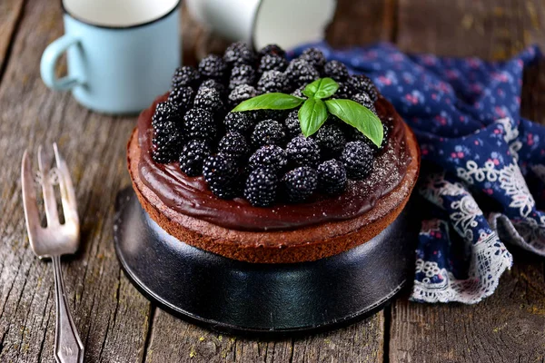 Tarta de postre con galletas de nuez, fondant de chocolate y moras frescas . — Foto de Stock