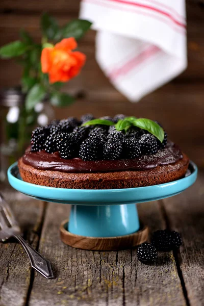 Tatlı kek Fındıklı bisküvi, çikolata fondan ve taze böğürtlen.