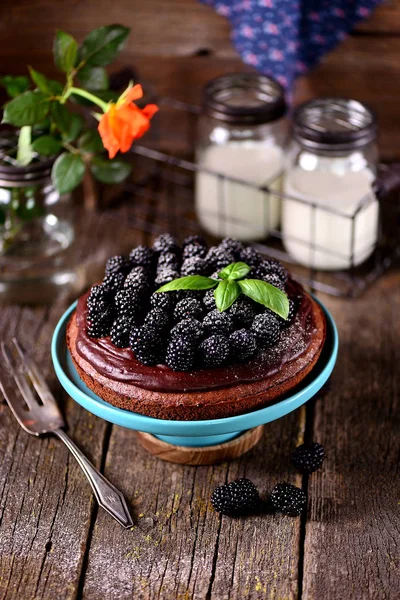 Tatlı kek Fındıklı bisküvi, çikolata fondan ve taze böğürtlen.