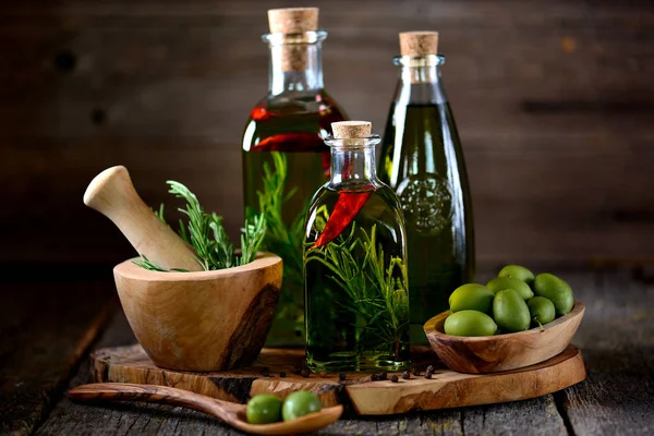 Organik zeytinyağı ile baharat ve otlar eski bir ahşap zemin üzerinde. Sağlıklı gıda.