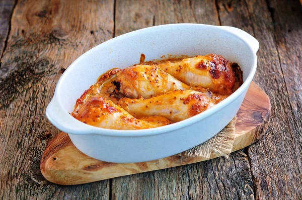 Yoğurt, tahıl hardal, soya sosu ve tatlım Marine tavuk drumsticks pişmiş.