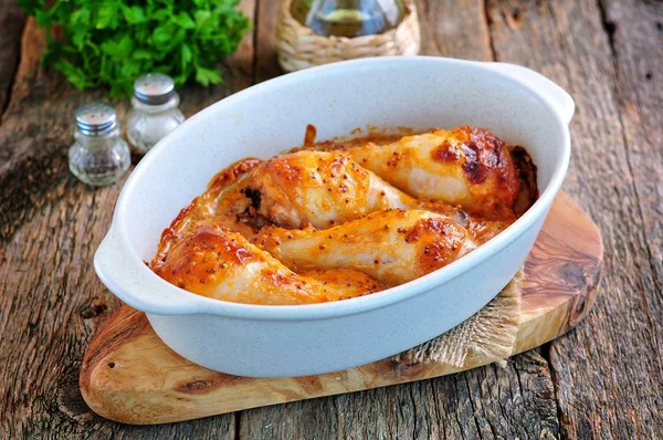 Palitos de pollo cocidos en adobo de yogur, mostaza de grano, salsa de soja y miel . — Foto de Stock